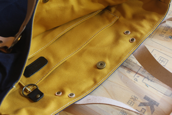 ころんバッグ 横長サイズ　パラフィン帆布　紺　からし　持ち手　肩掛け持ち手付き 4枚目の画像