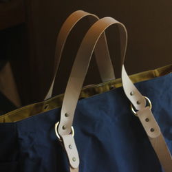 ころんバッグ 横長サイズ　パラフィン帆布　紺　からし　持ち手　肩掛け持ち手付き 2枚目の画像