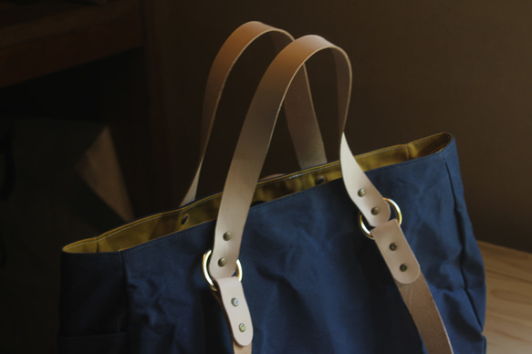 ころんバッグ 横長サイズ　パラフィン帆布　紺　からし　持ち手　肩掛け持ち手付き 2枚目の画像