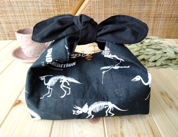 恐竜柄のリボンのお弁当箱袋(黒) 1枚目の画像