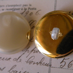 ヴィンテージ ムーングロウホワイト パール調大きなボタン２個セット 4枚目の画像