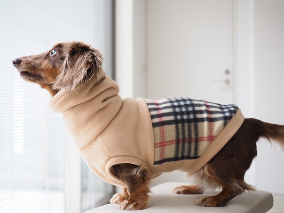 犬服　ダックスちゃんの背中切り替えハイネックタンクトップ　ベージュ×チェック 1枚目の画像