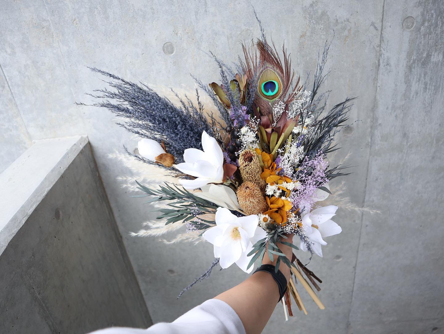 【人気】マグノリアとくすみブルーのクラッチブーケ♡ ウェディングブーケ　孔雀の羽 ドライフラワー 花束　プレゼント