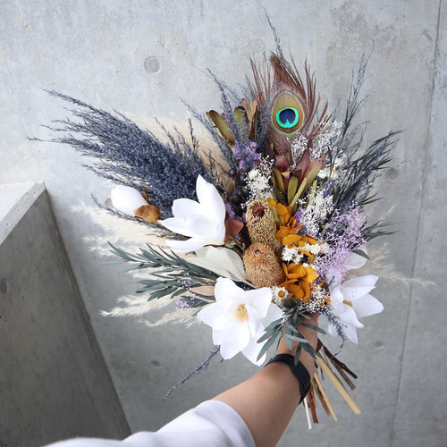 人気】マグノリアとくすみブルーのクラッチブーケ♡ ウェディング