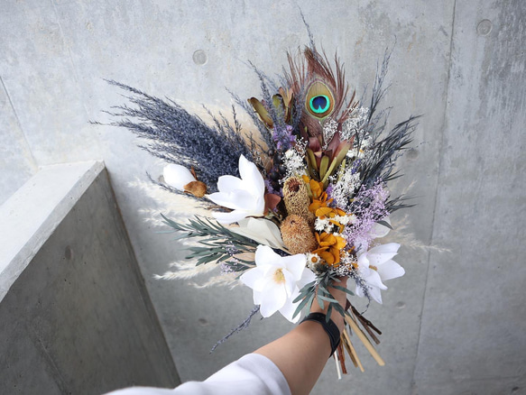 人気】マグノリアとくすみブルーのクラッチブーケ♡ ウェディング