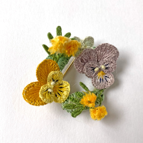 【春色新作2023】立体刺繍の野の花のリースブローチ(ビオラ.あじさい.ミモザ) 3枚目の画像