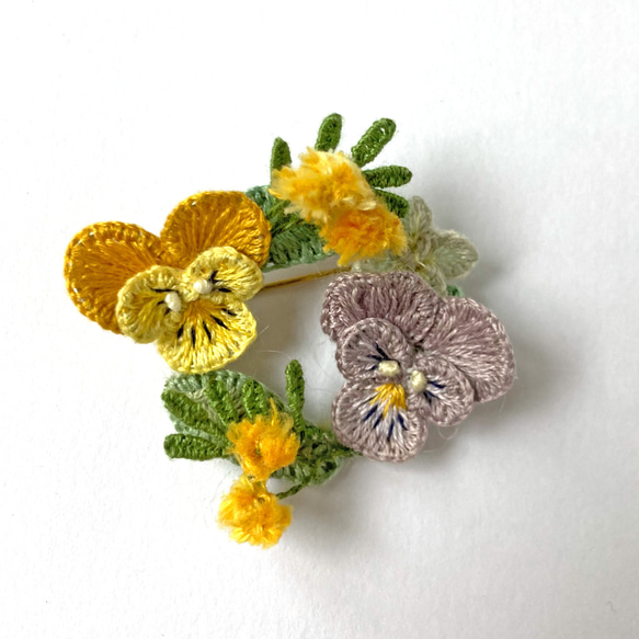 【春色新作2023】立体刺繍の野の花のリースブローチ(ビオラ.あじさい.ミモザ) 2枚目の画像