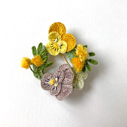 【春色新作2023】立体刺繍の野の花のリースブローチ(ビオラ.あじさい.ミモザ) 4枚目の画像