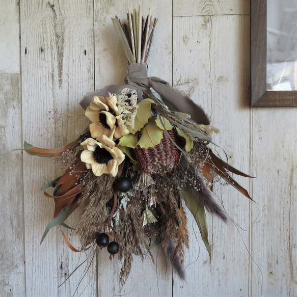 バンクシアとパインフラワーのナチュラルワイルドなスワッグ スワッグ  