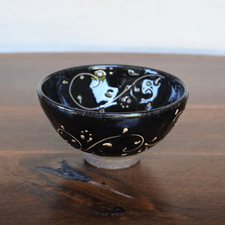 炭化シラス黒・唐草紋飯碗 (小)・(シンプルな柄・旧タイプ) 2枚目の画像