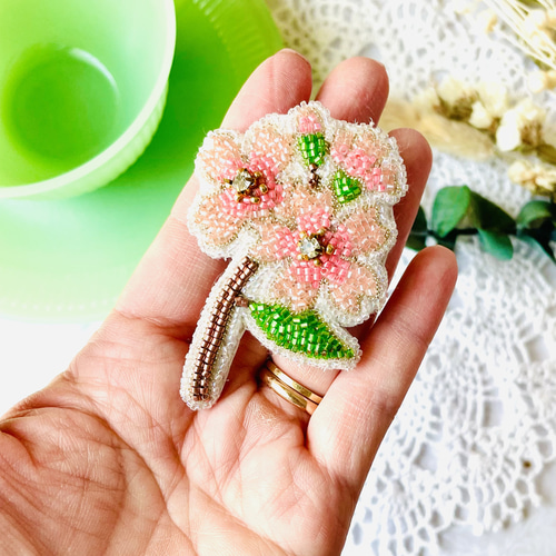 桜のビーズオートクチュール刺繍ブローチ ブローチ Little Plum