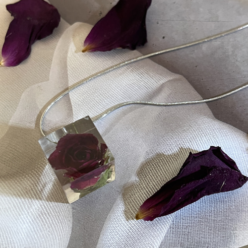 本物の薔薇のスネイクチェーンネックレス/レジンフラワーアクセサリー