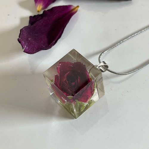 本物の薔薇のスネイクチェーンネックレス/レジンフラワーアクセサリー