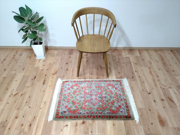 ペルシャ絨毯クム産シルク　薔薇　タバタバイ工房　玄関マット　93x60cm　 2枚目の画像