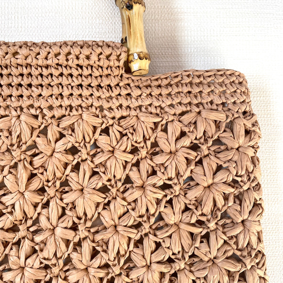 《受注製作》✳︎内布付き✳︎花模様編み　バンブーハンドルバッグ　ナチュラルカラー　カゴバッグ 2枚目の画像