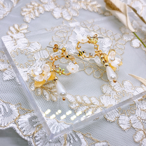 蜂と花のリース ピアス/イヤリング 345 ピアス（スタッド・一粒