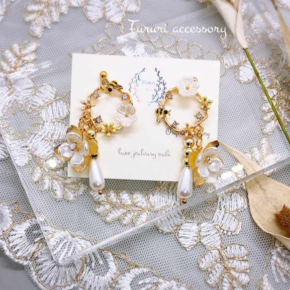 蜂と花のリース ピアス/イヤリング 345 ピアス（スタッド・一粒