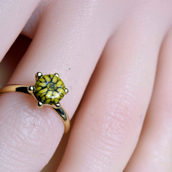 黄色い菊のガラスの指輪　ハンドメイド　リング　（10533-G1） ガラス工芸家の創作した一点物のガラスのアクセサリー。 7枚目の画像