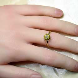 黄色い菊のガラスの指輪　ハンドメイド　リング　（10533-G1） ガラス工芸家の創作した一点物のガラスのアクセサリー。 6枚目の画像