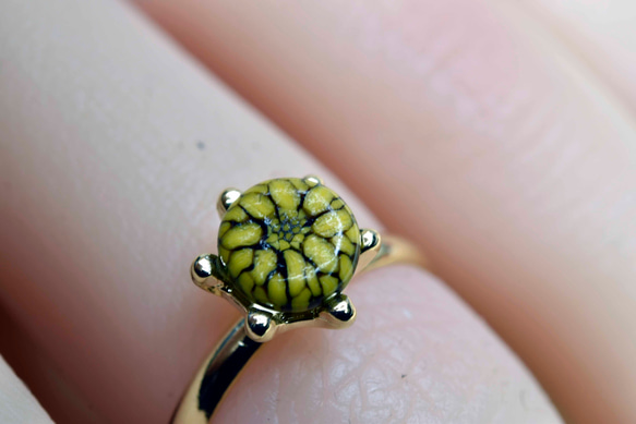 黄色い菊のガラスの指輪　ハンドメイド　リング　（10533-G1） ガラス工芸家の創作した一点物のガラスのアクセサリー。 3枚目の画像