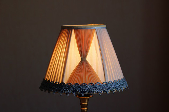 シルクのテーブルランプ用ランプシェード / マズルカ / エクリュ・オレンジ 4枚目の画像