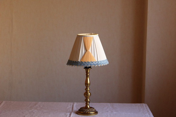 シルクのテーブルランプ用ランプシェード / マズルカ / エクリュ・オレンジ 2枚目の画像