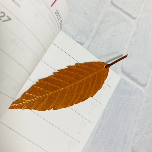 少し大きめサイズの落ち葉の本革ブックマーカー 栃木レザー