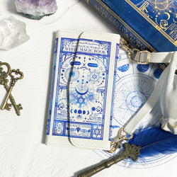 架空の魔導書"白魔法と錬金術の本" ショルダーストラップ付き 三つ折り手帳型スマホケース 3枚目の画像