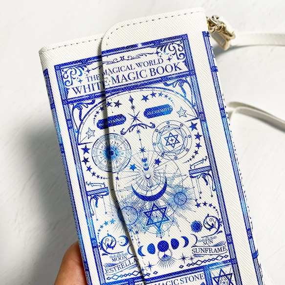 架空の魔導書"白魔法と錬金術の本" ショルダーストラップ付き 三つ折り手帳型スマホケース 4枚目の画像