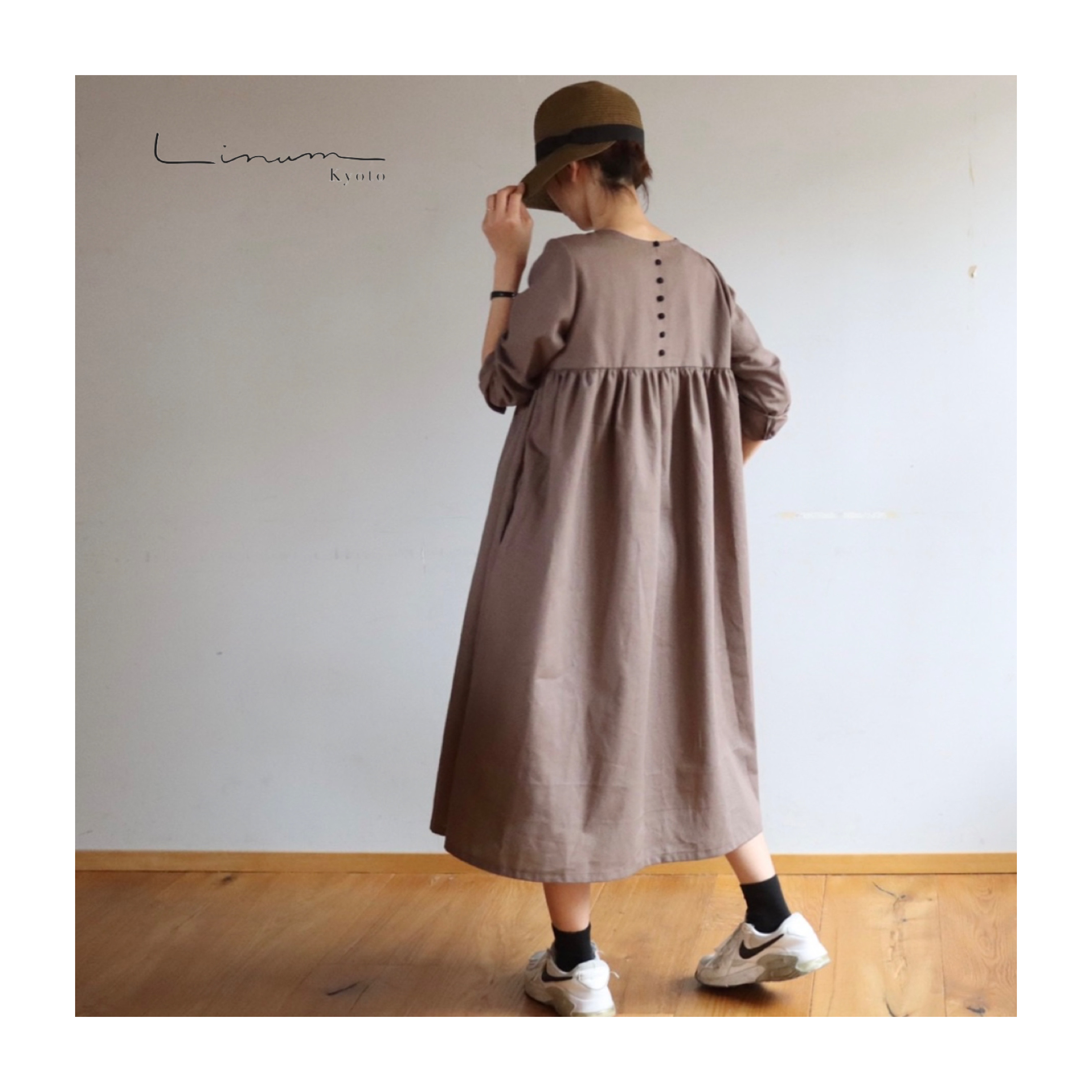 くるみボタンがアクセント！コットンリネン胸元切り替えギャザー