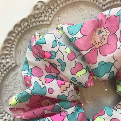 ふわふわシュシュ 親子兼用サイズ ⌘ ベッツィ カップケーキ ⌘ リバティ タナローン生地使用 2枚目の画像