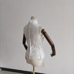優雅的核桃鈕扣高領蕾絲波麗羅上衣婚紗 第3張的照片