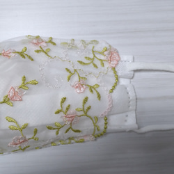 【送料込み】 不織布マスクカバー  小花柄  オフホワイト 刺繍 春 肌に優しい 2枚目の画像