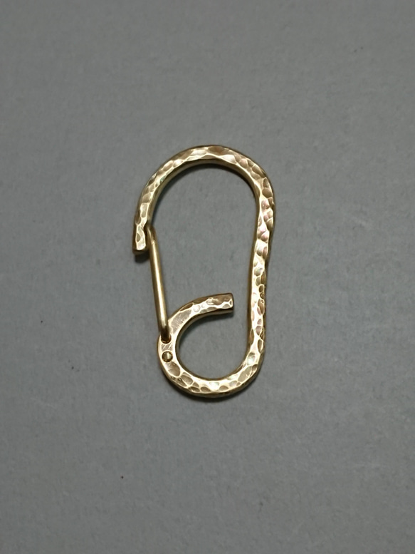 真鍮カラビナキーホルダー シングルゲート 鎚目 60-30 1枚目の画像