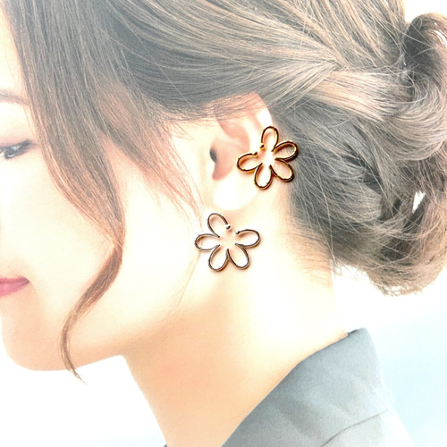 花 イヤーカフ ポップで可愛い大きめラインカフ。金色、銀色。 定形