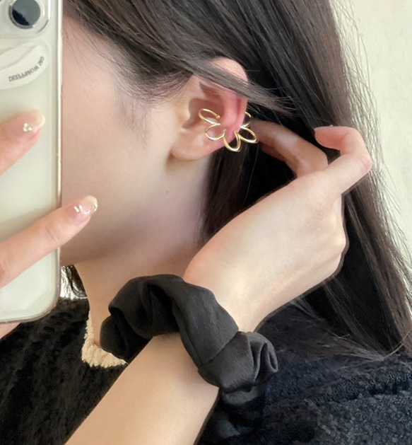 花 イヤーカフ ポップで可愛い大きめラインカフ。金色、銀色。 定形