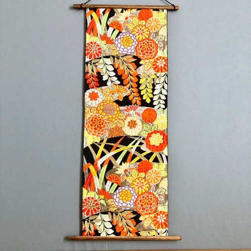 帯のタペストリー 漆黒に色とりどりの菊と藤 着物リメイク インテリア