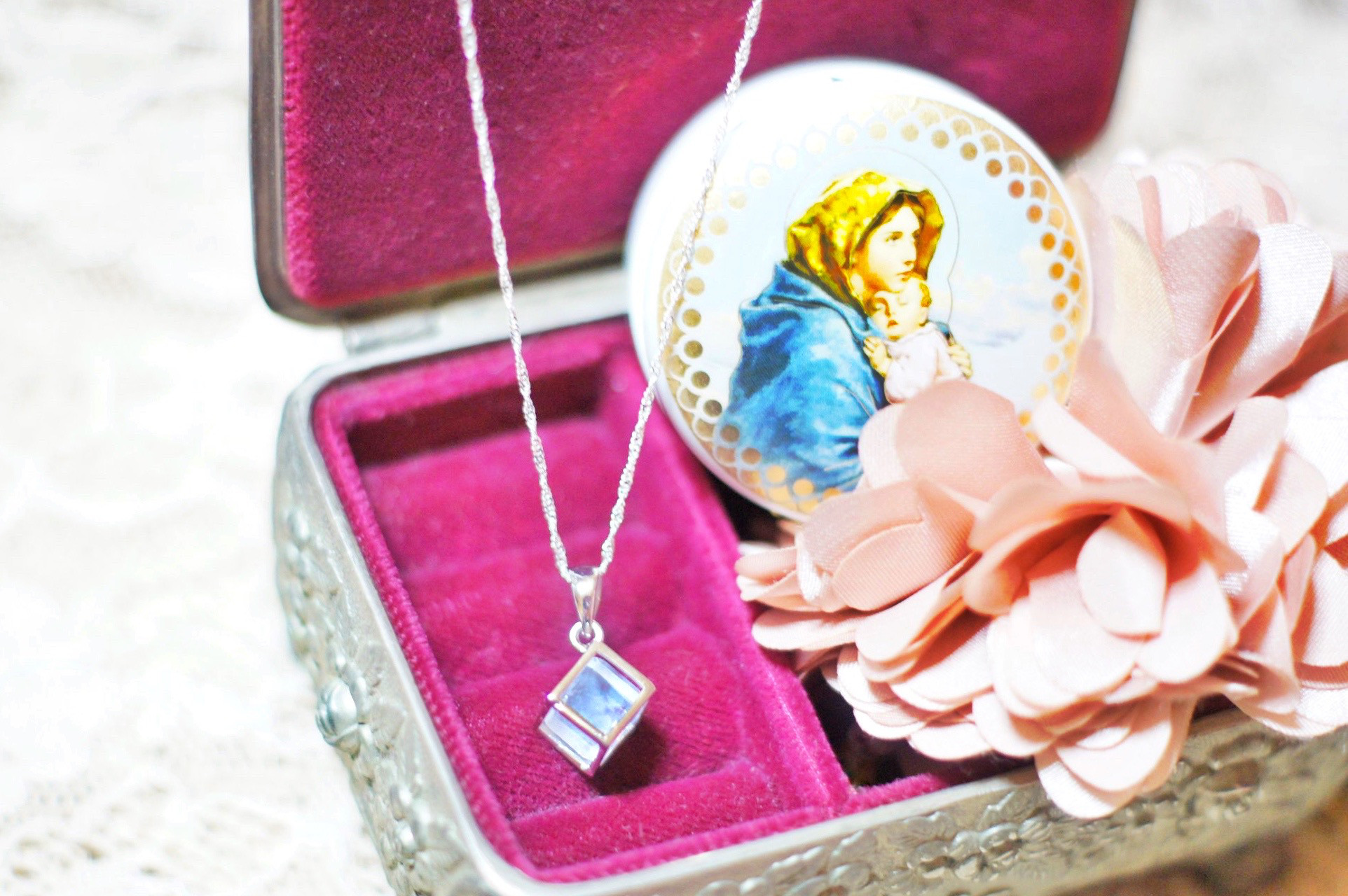 再販★天使が導いてくれる石エンジェルラダークオーツのsilver925ネックレスとマリア様のジュエリーケースのセット