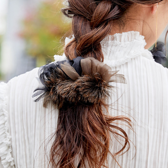 毛皮裝飾的盛開鉤針髮夾 | 麥當娜 第4張的照片