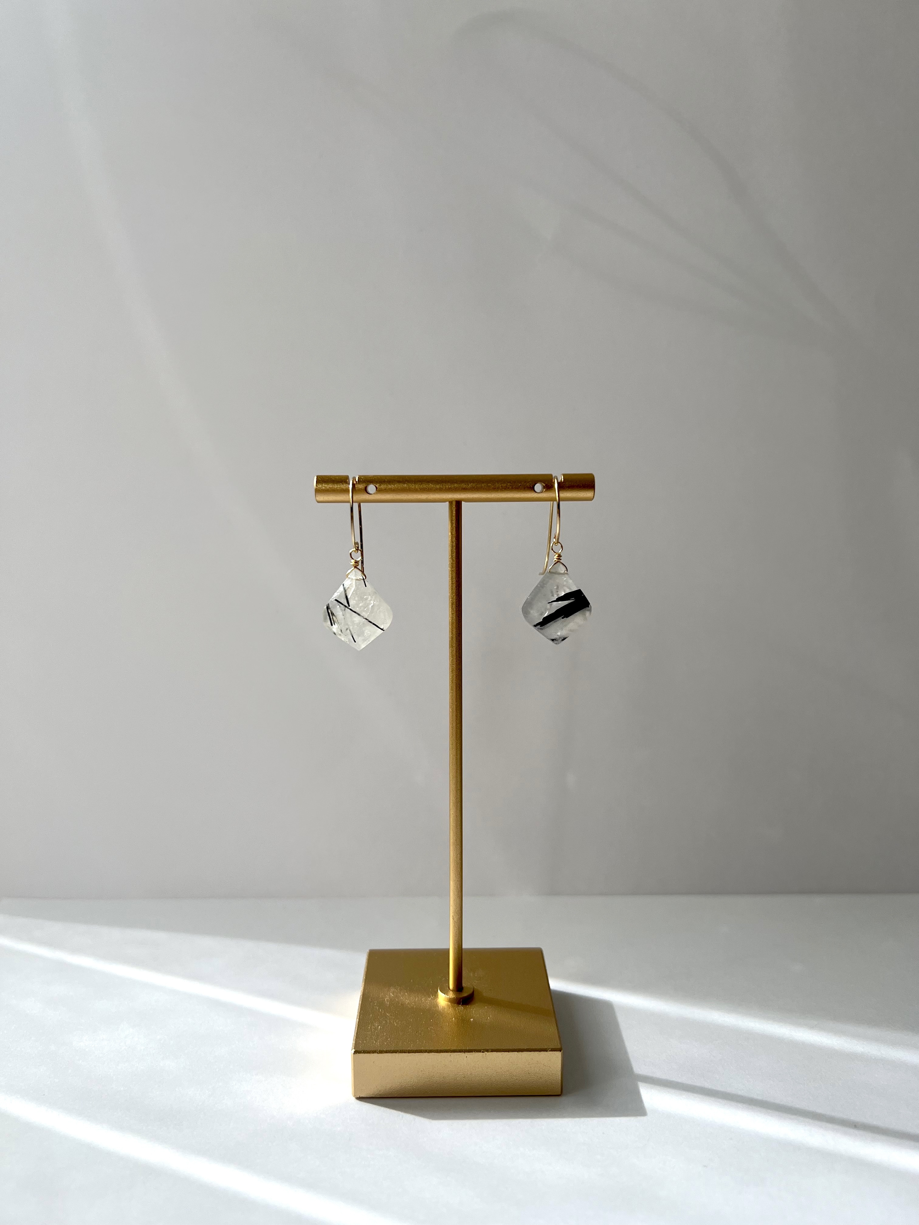 ブラックトルマリンのリーフシェイプピアス/金具変更可〈14kgf  K10  K18〉