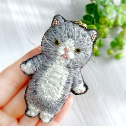 グレーはちわれ猫　刺繍チャーム　ビーズ刺繍　オートクチュール刺繍 2枚目の画像