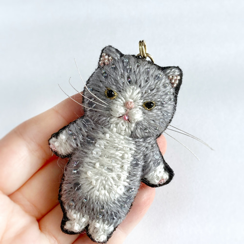 グレーはちわれ猫 刺繍チャーム ビーズ刺繍 オートクチュール刺繍