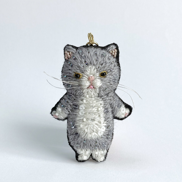 グレーはちわれ猫　刺繍チャーム　ビーズ刺繍　オートクチュール刺繍 3枚目の画像