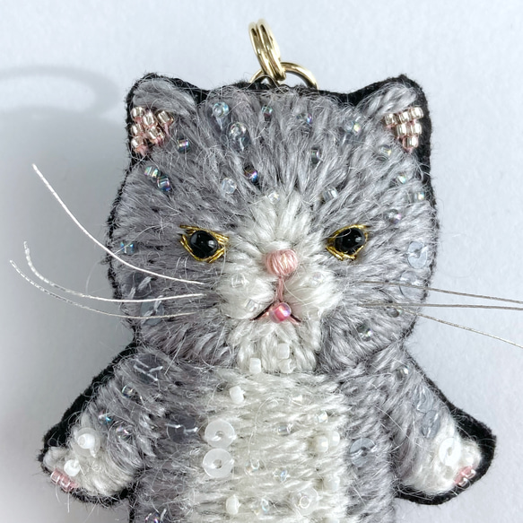 グレーはちわれ猫　刺繍チャーム　ビーズ刺繍　オートクチュール刺繍 5枚目の画像