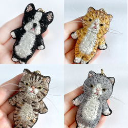 グレーはちわれ猫　刺繍チャーム　ビーズ刺繍　オートクチュール刺繍 1枚目の画像