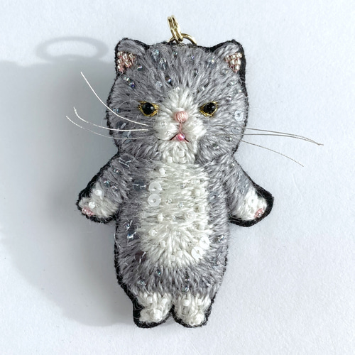 グレーはちわれ猫 刺繍チャーム ビーズ刺繍 オートクチュール刺繍