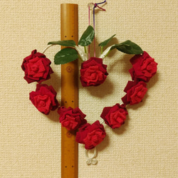 ハートのインテリア　縮緬生地つまみ細工の薔薇飾り 2枚目の画像