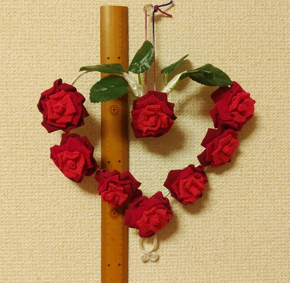 ハートのインテリア　縮緬生地つまみ細工の薔薇飾り 2枚目の画像