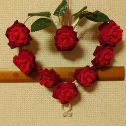 ハートのインテリア　縮緬生地つまみ細工の薔薇飾り 3枚目の画像
