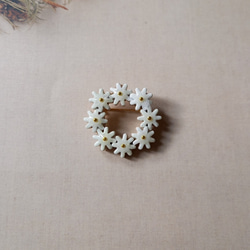 〖陶土〗白いお花のリースブローチ 4枚目の画像